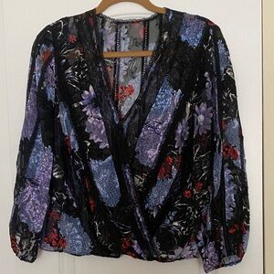 Alice + Olivia Floral/Lace  V-Neck Women's Top